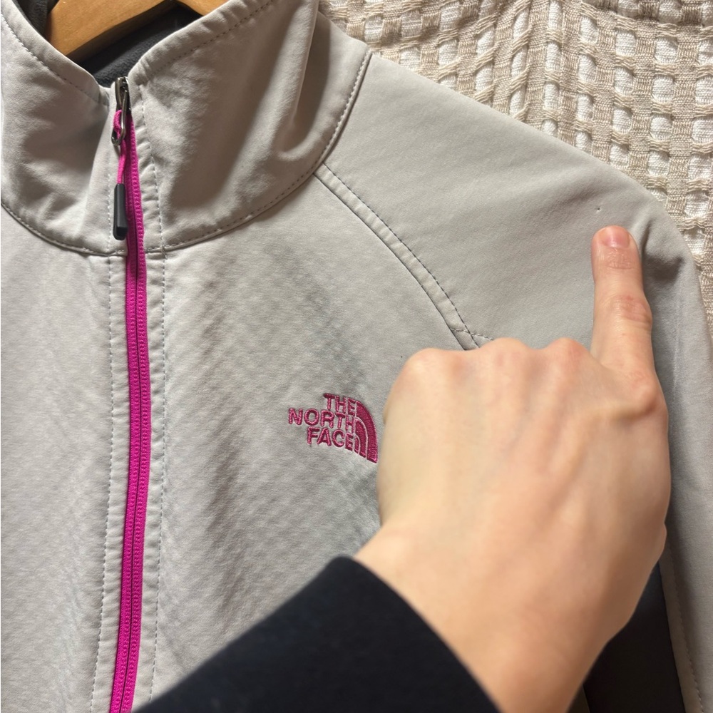 NWOT The North Face Women's Gray Jacket with Pink Details - Picture 2 of 8